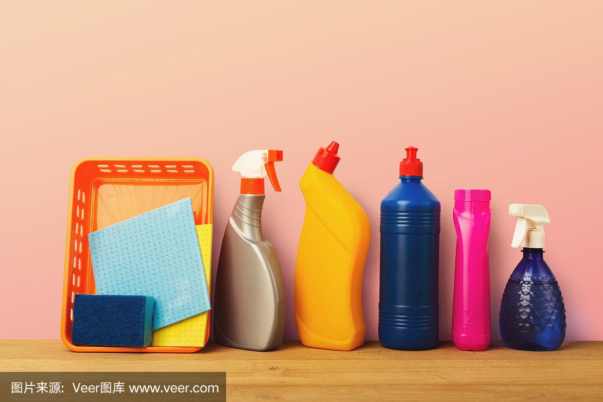 粉紅背景下的色彩清潔與精致五金